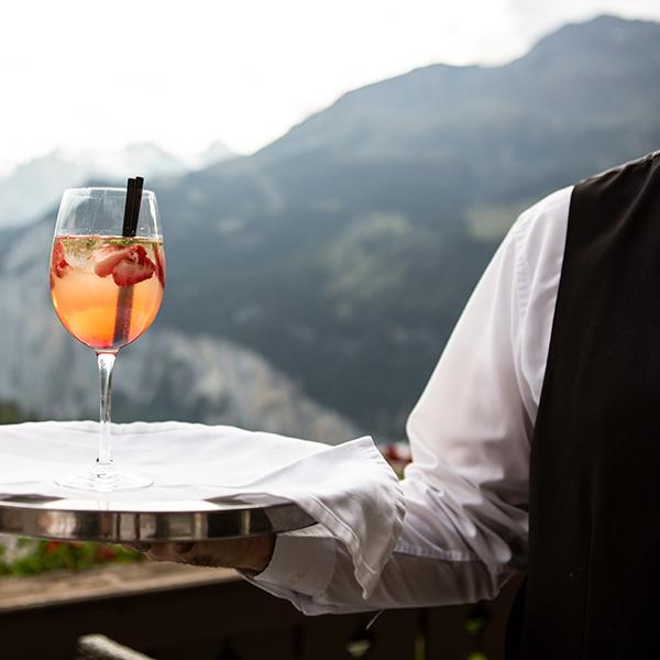 Does the suit make the waiter?